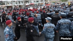Armenia - Security forces disperse opposition protesters blocking a street in Yerevan, May 2, 2022.