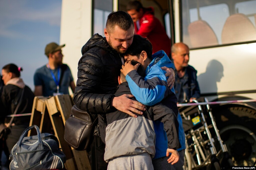 Një grua përqafon anëtarët e familjes së saj pasi mbërriti e sigurt në një qendër pritjeje për personat e zhvendosur në Zaporizhja. Një anketë e Organizatës Ndërkombëtare për Migracionin e publikuar më 5 prill, vlerëson se 7.1 milionë njerëz janë zhvendosur brenda Ukrainës për shkak të pushtimit rus.
