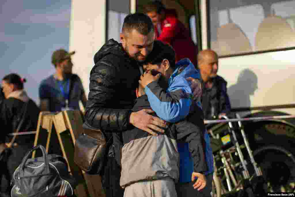 Една жена го прегрнува своето семејство откако безбедно пристигна во прифатниот центар за раселени лица во Запорожје. Истражувањето на Меѓународната организација за миграција објавено на 5 април, проценува дека 7,1 милион луѓе се внатрешно раселени во Украина поради руската инвазија.