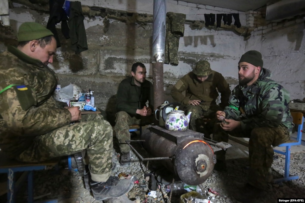 Ushtarët ukrainas duke pushuar në qytetin Izjum, në juglindje të Harkivit, më 2 maj. Luftimet në këtë zonë ndërmjet forcave ruse dhe atyre ukrainase janë duke vazhduar qe disa javë, ndërsa ushtria ruse ka intensifikuar përpjekjet për ta kontrolluar Ukrainën lindore. &nbsp;
