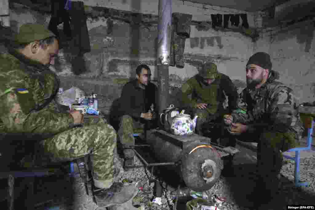 Украинские военные отдыхают вблизи города Изюм, юго-восточнее Харькова, 2 мая. Российские и украинские войска ведут бои в этом районе в течение многих недель, поскольку российские военные стремятся взять под контроль весь Восток Украины.