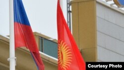 Кыргызстан менен Орусиянын желеги. 