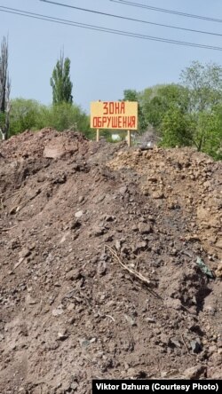 Табличка с надписью «Зона обрушения» в посёлке Жезказган