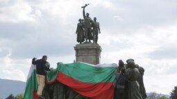 Протестиращите успяха да опаковат за кратко една от композициите на паметника с българското знаме.