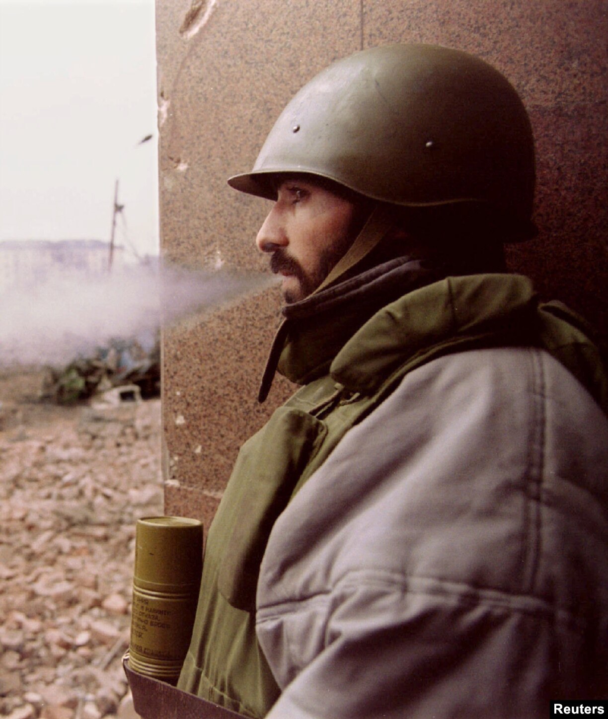 A rare photo shows a Chechen fighter armed with an RKG-3 grenade in the center of Grozny during the first Chechen war in 1995.