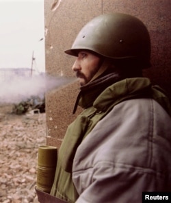  Чеченски боен, оборудван с граната RKG-3 в центъра на Грозни по време на първата чеченска война през 1995 година. 