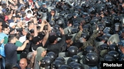 Armenia - Riot police confront opposition protesters outside the parliament building in Yerevan, May 4, 2022.