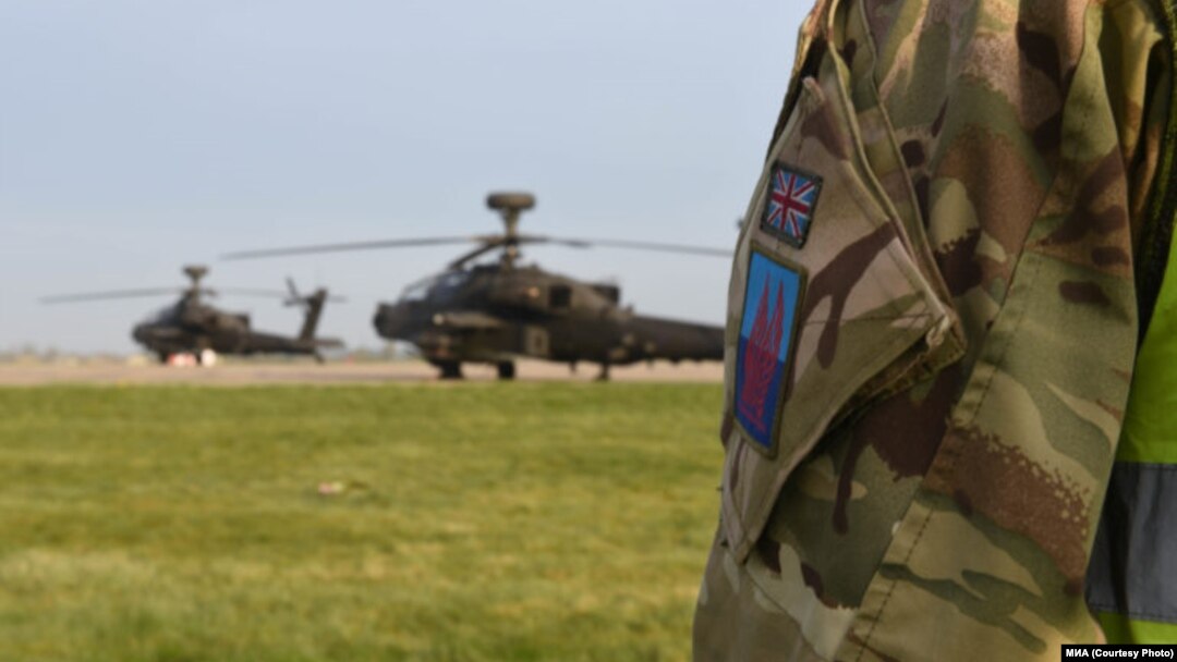 Na fotografiji uniforma britanskog pripadnika NATO snaga na jednom od poligona u Severnoj Makedoniji