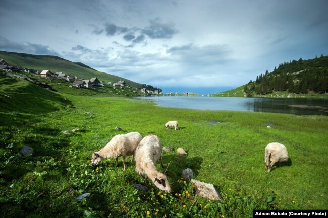 Prokoško jezero je jedno od zaštićenih prirodnih područja u BiH.