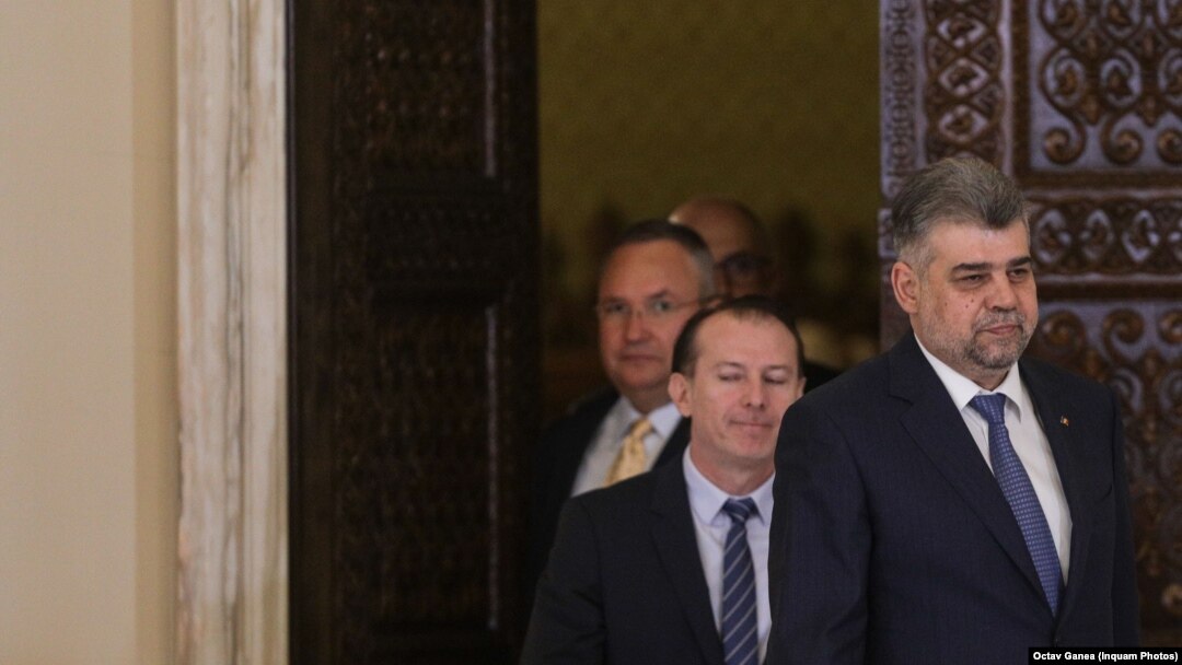 Principalele partide aflate la guvernare permit sau chiar promovează angajarea unor membri de partid sau „pile” în funcții publice bine plătite. Multe persoanele numite în astfel de condiții nu au nici măcar o urmă de experiență în domeniul în care urmează să lucreze.