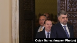 Principalele partide aflate la guvernare permit sau chiar promovează angajarea unor membri de partid sau „pile” în funcții publice bine plătite. Multe persoanele numite în astfel de condiții nu au nici măcar o urmă de experiență în domeniul în care urmează să lucreze.