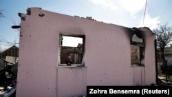 Снимката е от 5 май, когато местен жител на Чернигов показва разрушения си дом на репортер от Ройтерс.