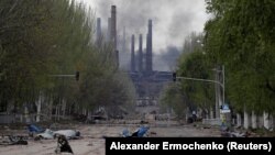 Nori de fum deasupra combinatului siderurgic Azovstal din Mariupol, 2 mai 2022.