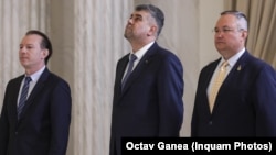 Premierul Ciucă a spus ieri o frază fără sens care a dispărut din transcrierile oficiale. Nici celelalte nu au excelat în sens și performanță retorică. De unde vine și cât de gravă este problema de comunicare a premierului? Aici la învestirea ministrului liberal, Sebastian Burduja, la Cotroceni, alături de preconizatul premier, liderul PSD, Marcel Ciolacu și de ex-premierul liberal, Cîțu.