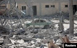 O mașină de poliție distrusă în Teheran, 4 martie 2026.