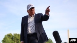 Predsjednik Sjedinjenih Američkih Država Donald Trump gestikulira dok razgovara s novinarima nakon dolaska na južni travnjak Bijele kuće u Washingtonu, 15. maja 2026. godine.