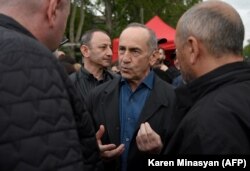 სომხეთის ყოფილი პრეზიდენტი, რობერტ ქოჩარიანი ელაპარაკება დემონსტრანტებს, ერევანი, 3 მაისი