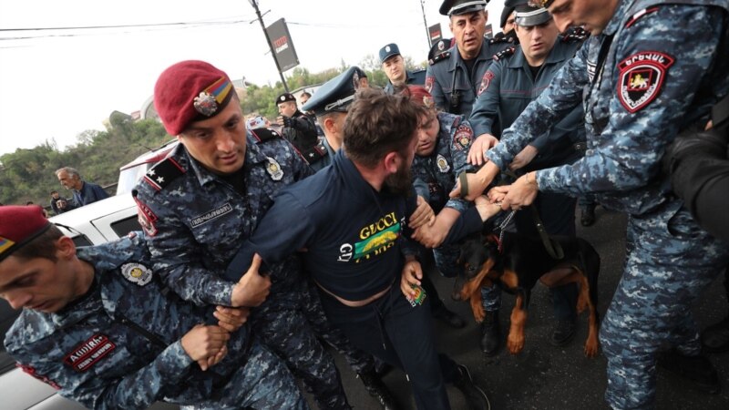 Правозащитники критикуют полицию за действия по отношению к протестующим