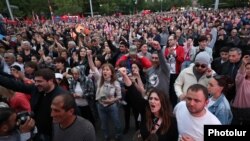 Armenia - Opposition supporters demonstrate in France Square, Yerevan, May 3, 2022.