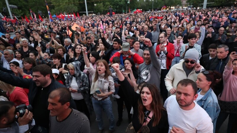 «Результат бездействия - катастрофа» - на площади Франции прошел митинг оппозиции