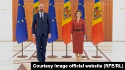 Moldovan President Maia Sandu (right) meets with the president of the European Council, Charles Michel, in Chisinau on May 4.