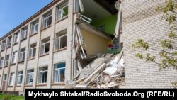 Розбита артилерією школа у селі Прибузьке Миколаївської області