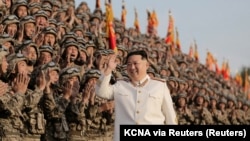 Lider Sjeverne Koreje Kim Džong Un u susretu sa trupama na vojnoj paradi povodom 90-te godišnjice osnivanja Revolucionarne narodne armije Sjeverne Koreje, 29. april 2022. 