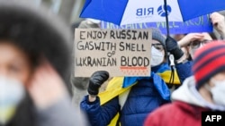 «Наслаждайтесь российским газом с запахом украинской крови» – плакат на демонстрации в поддержку Украины в Германии