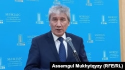 Представитель Центральной избирательной комиссии Шавкат Утемисов отвечает на вопросы журналистов в стенах парламента. Нур-Султан, 4 мая 2022 года 