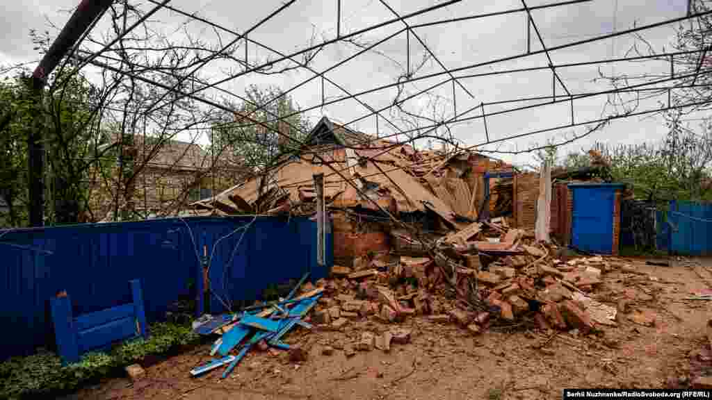 Зруйнований авіаударом російської армії приватний будинок, Донецька область, 29 квітня 2022 року