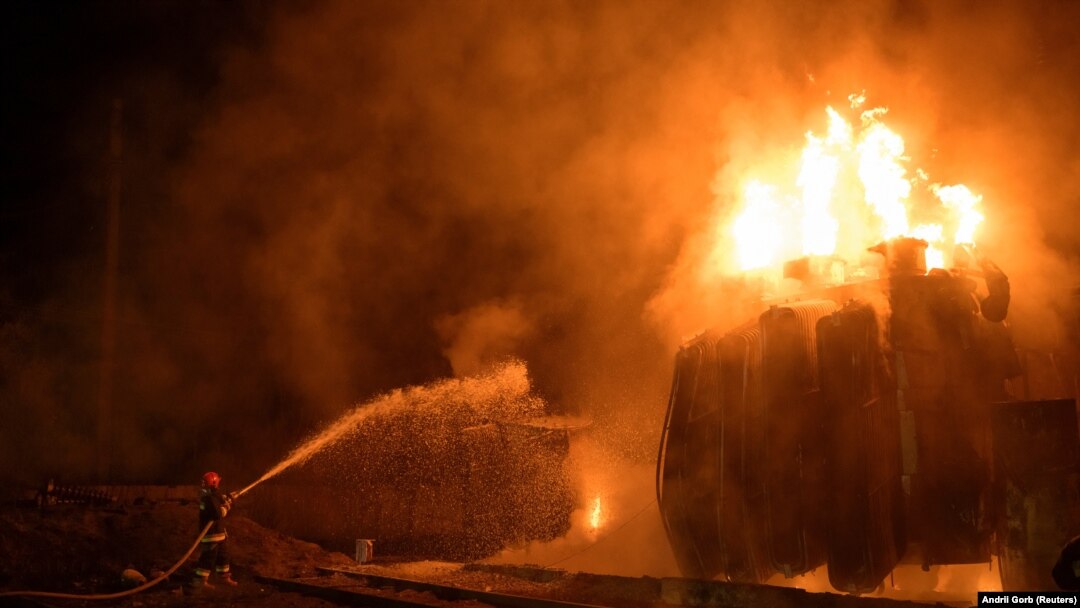 Pompierii încearcă să stingă incendiul provocat de un atac cu rachete asupre unei substații energetice de la Liov, 3 mai 2022.