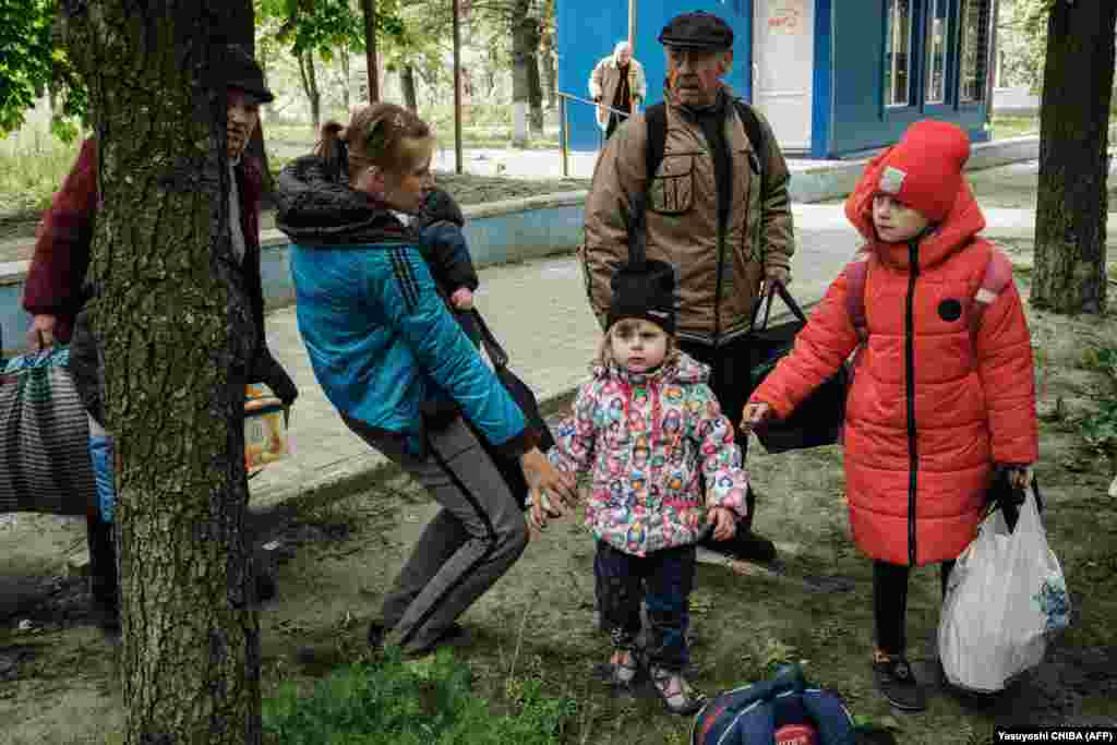 Galina (jobbra) egy golyóálló buszba száll, hogy családjával együtt elmeneküljön Limanból