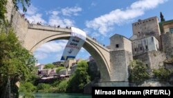 Na Stari most u Mostaru izvjesili su 12 metara dugi transparent sa natpisom “Stop War, Save Mariupol” (Zaustavite rat, spasite Mariupolj)