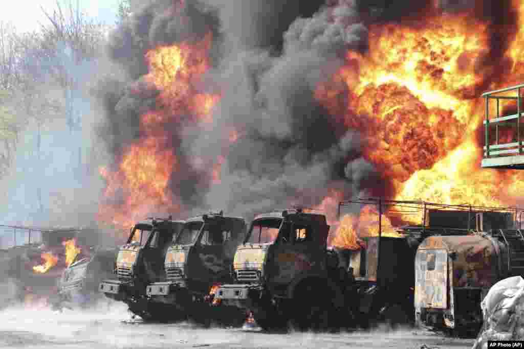 Vehicles burn at an oil depot after missiles struck the facility in an area controlled by Kremlin-backed separatist forces in Makiyivka, 15 kilometers east of Donetsk in eastern Ukraine, on May 4.