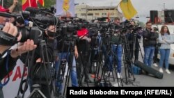 Медиуми,(камери) го следат протестот на ССМ пред Влада 