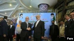 Eýarnyň ýadro başlygy Ali Akbar Salehi rus kärdeşi bilen, Bushehr, 10-njy sentýabr, 2016