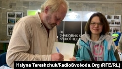 Традиційного книжкового ярмарку цьогоріч не буде. Але новинки від видавців можна буде придбати і підписати в авторів під час презентацій нових видань