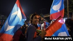 شماری از شهروندان تا پاسی از شب در خیابان‌ها به جشن و پایکوبی مشغول بودند