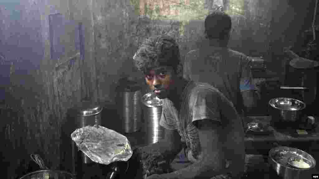 Bangladeşli ýaşlar alýumin zawodynda piti ýalpyldadýar. Dhaka. (epa/Abir Abdullah)