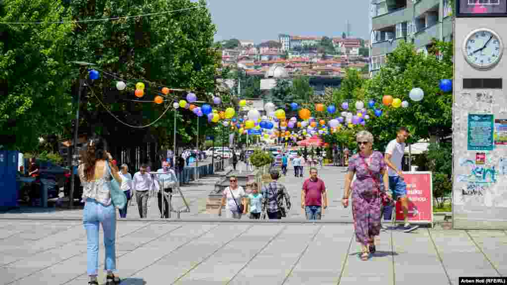 Građani hodaju blizu trga &quot;Zahir Pajaziti&quot; u glavnom gradu, sa šarenim balonima.