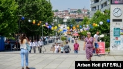 Na Kosovu su gotovo u potpunosti olakšane mere u borbi protiv korona virusa, dozvoljeno je održavanje svih proslava a produžen je i rad ugostiteljskih objekata, te noćnih klubova. Takođe, maske ne nosi gotovo niko (fotografija: Priština, leto 2021)