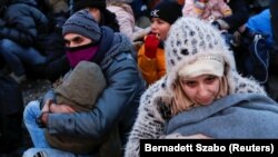 Migranții protestează lângă punctul de trecere a frontierei Kelebija 