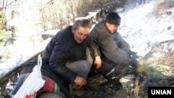 Безпритульні гріються біля багаття, сидячи на трубах тепломагістралі в Севастополі