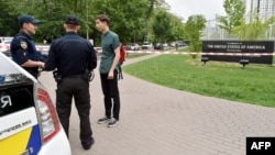 Поліція біля посольства США в Києві, 8 червня 2017 року