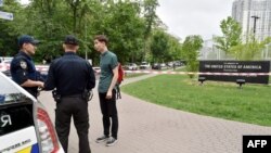 Поліція біля посольства США в Києві, 8 червня 2017 року