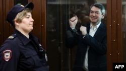 Grigory Melkonyants speaking to supporters from his courtroom cage after his 5-year prison sentence was announced.