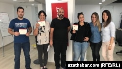 Stambuldaky "Turkpermit" hukuk geňeşdarlygy firmasyna ýüz tutan türkmenistanly migrantlar.