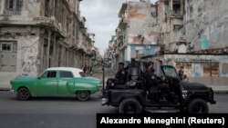 Кола на специалните части на Куба премирава през центъра на Хавана часове след протестите на 11 юли.