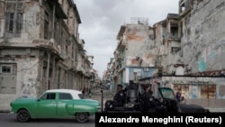 Një makinë e forcave speciale duke parakaluar në Havana, Kubë.