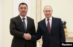 Російський президент Володимир Путін (праворуч) під час зустрічі з президентом Киргизстану Садиром Жапаровим у Москві 8 травня 2023 року